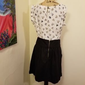 Exposed zipper mini skirt with pockets